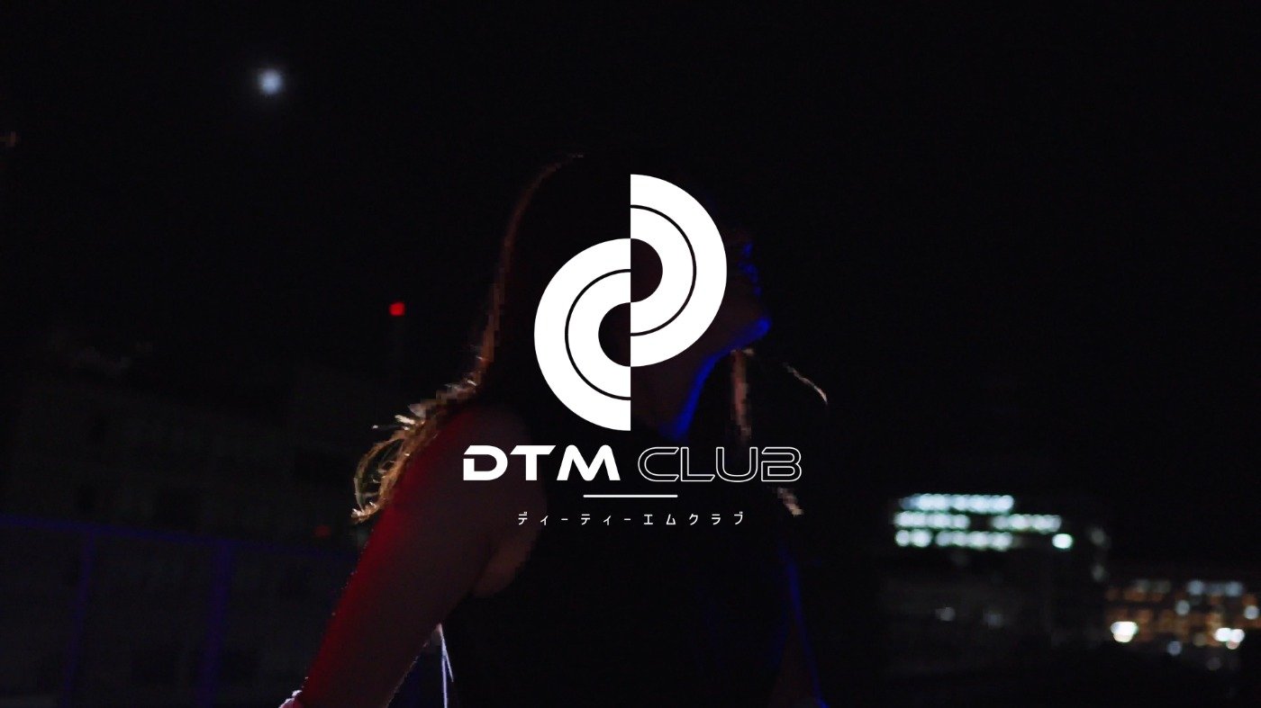 2名制作のミニマム深夜番組発、多種多様な楽曲を収めたオリジナルフル